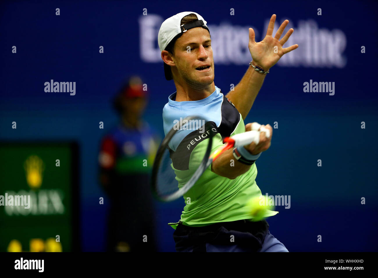 New York, Stati Uniti. 02Sep, 2019. Flushing Meadows, New York, Stati Uniti - 2 settembre 2019. Diego Schwartzman dell Argentina restituisce un colpo al numero 6 seme Alexander Zverev della Germania durante il loro quarto round match contro a noi oggi aperto. Credito: Adam Stoltman/Alamy Live News Foto Stock