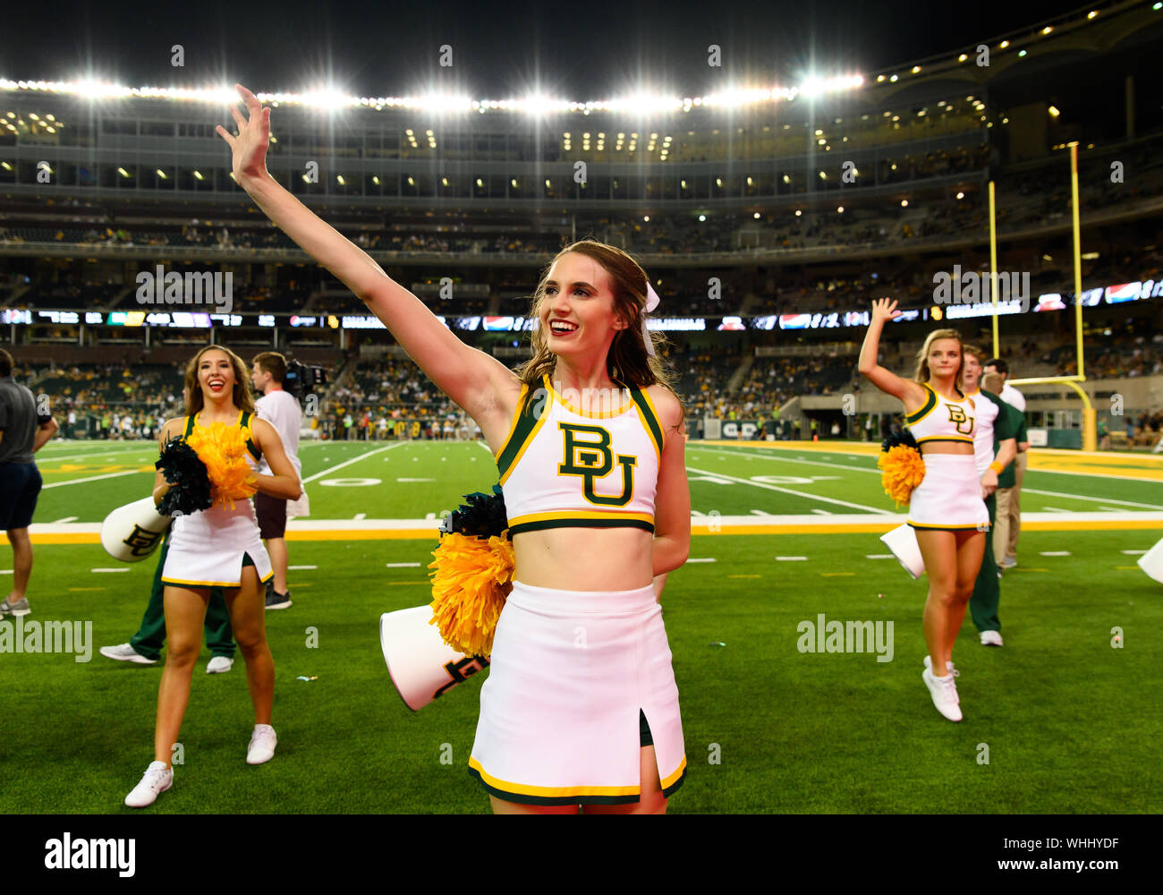 31 agosto 2019: Baylor Bears cheerleaders durante la seconda metà del NCAA Football gioco tra Stephen F. Austin boscaioli e il Baylor porta a McLane Stadium di Waco, Texas. Matthew Lynch/CSM Foto Stock