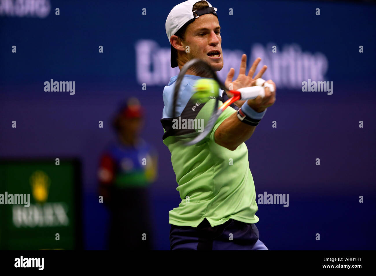 New York, Stati Uniti. 02Sep, 2019. Flushing Meadows, New York, Stati Uniti - 2 settembre 2019. Diego Schwartzman dell Argentina restituisce un colpo al numero 6 seme Alexander Zverev della Germania durante il loro quarto round match contro a noi oggi aperto. Credito: Adam Stoltman/Alamy Live News Foto Stock