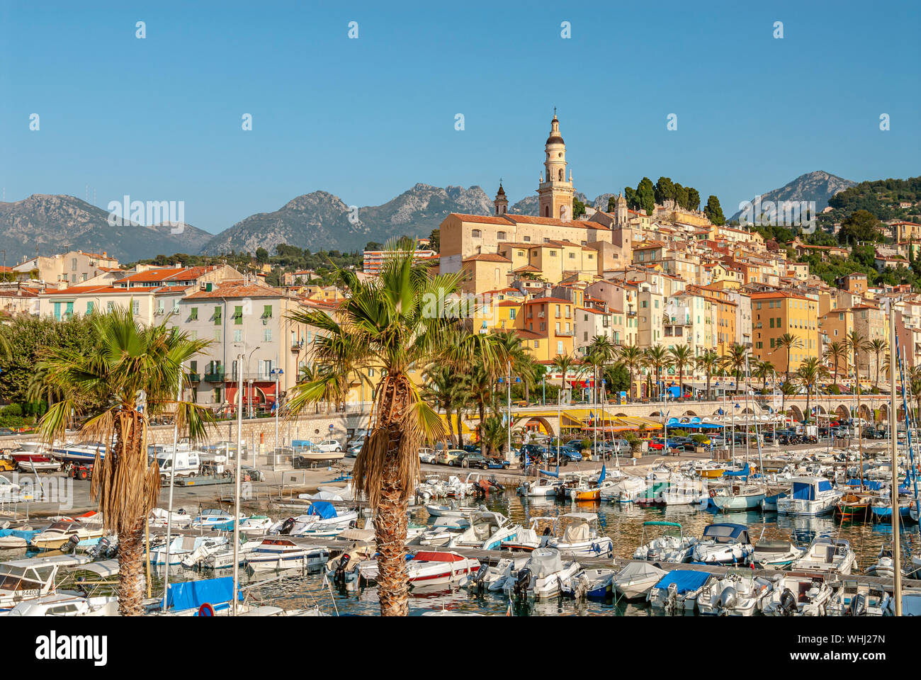 Marina e la città vecchia di Mentone presso la Costa Azzurra, Côte d'Azur, Francia Foto Stock