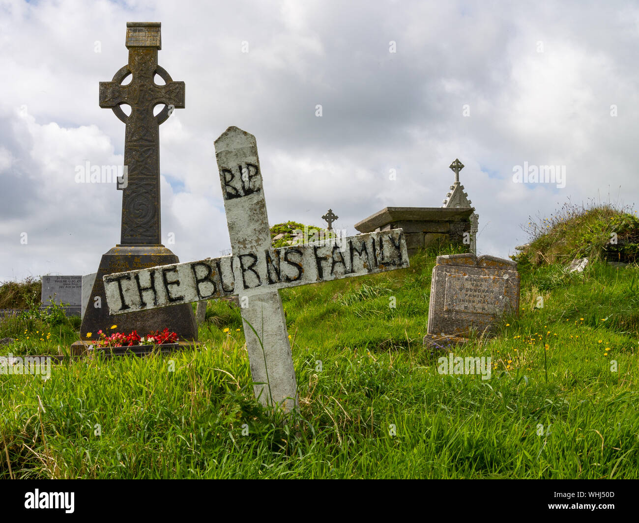 Famiglia plot di sepoltura o di grave contrassegnati con una semplice croce Foto Stock