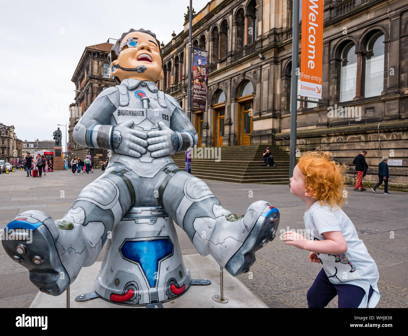 Oor Wulie personaggio dei cartoni animati della benna sentiero d'arte,con bambina, Museo Nazionale di Scozia, Camere Street, Edimburgo, Scozia, Regno Unito Foto Stock