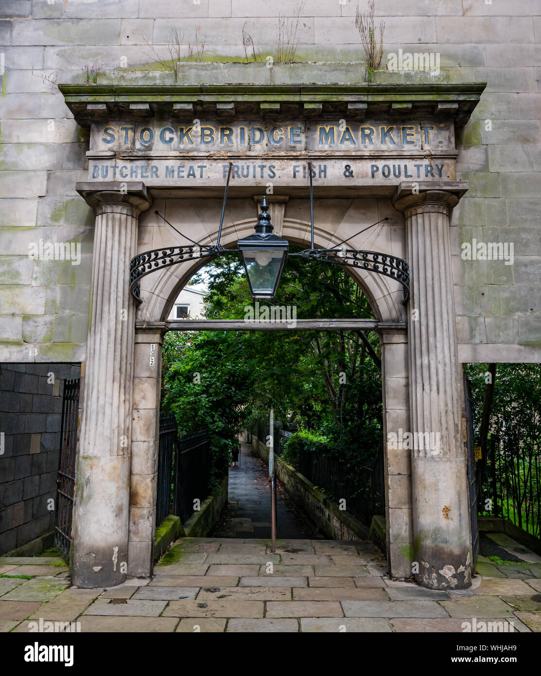 Decadendo georgiano gateway arcuato al vecchio mercato a Stockbridge, St Stephen Place, Edimburgo, Scozia, Regno Unito Foto Stock