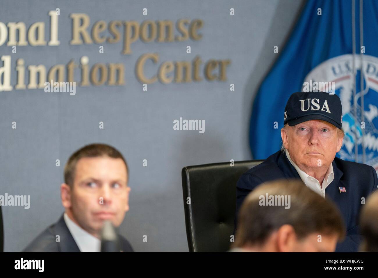 Washington, DC, Stati Uniti d'America, 01 settembre, 2019. Stati Uniti Presidente Donald Trump assiste a un briefing sul disastroso uragano Dorian presso la Federal Emergency Management Agency Settembre 1, 2019 a Washington D.C. Dorian ha colpito le Bahamas come una categoria 5 tempesta con venti di 185 km/h e si sta ora avvicinando a Florida. Credito: Shealah Central Plaza Hotel/Planetpix/Alamy Live News Foto Stock