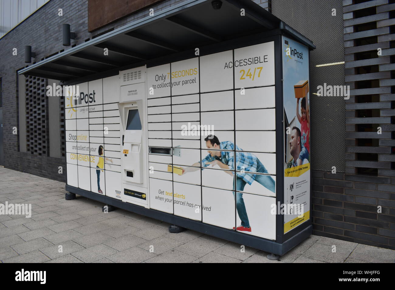 Pacco InPost locker vicino a Milton Keynes stazione. Questo è  convenientemente ubicato in modo che i pendolari possono ritirare i loro  pacchi sul loro modo al parcheggio Foto stock - Alamy