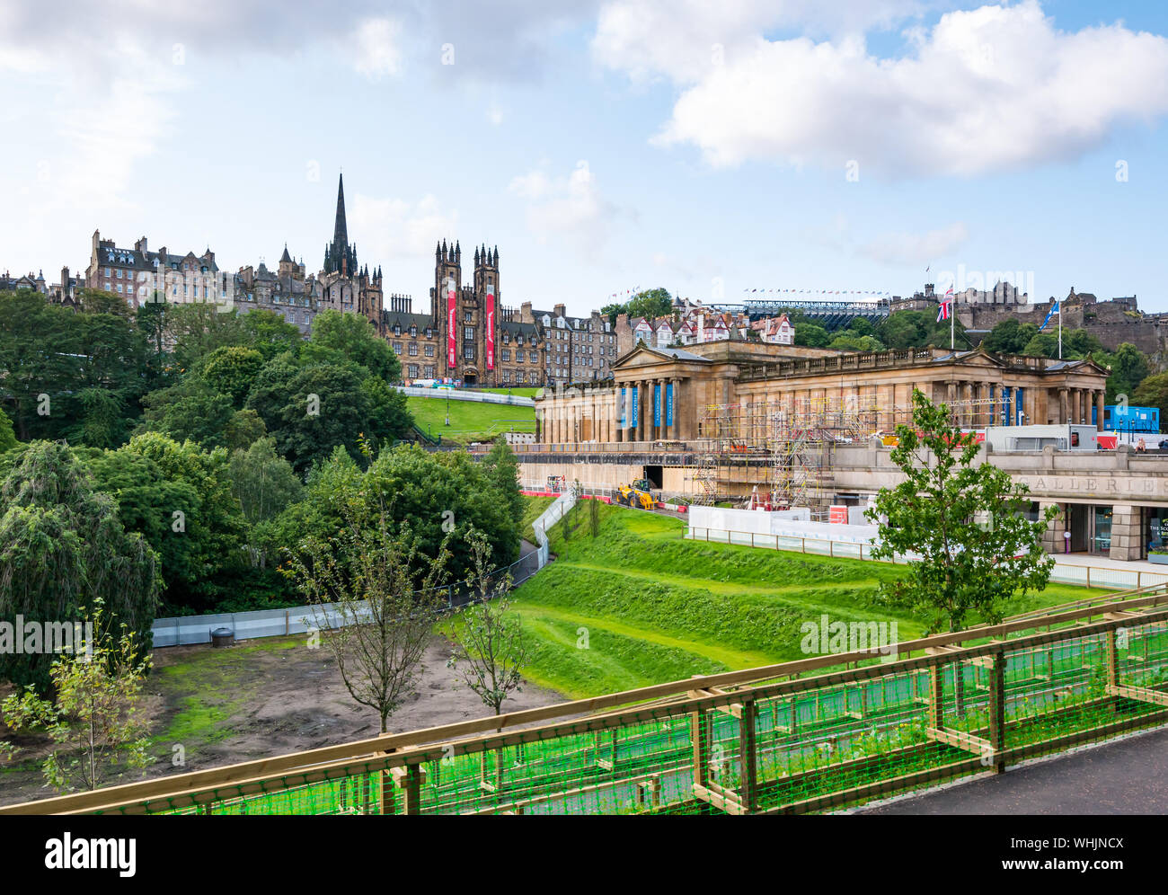 Scottish National Gallery con opere di ingegneria naturalistica in Princes Street Gardens durante il Festival Fringe, il tumulo, Edimburgo, Scozia, Regno Unito Foto Stock