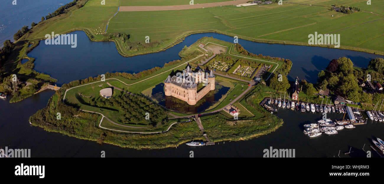 Veduta aerea del castello di Muiderslot in Muiden vicino ad Amsterdam e i suoi giardini lussureggianti del Lago IJsselmeer con acqua circostante irrigidire Foto Stock