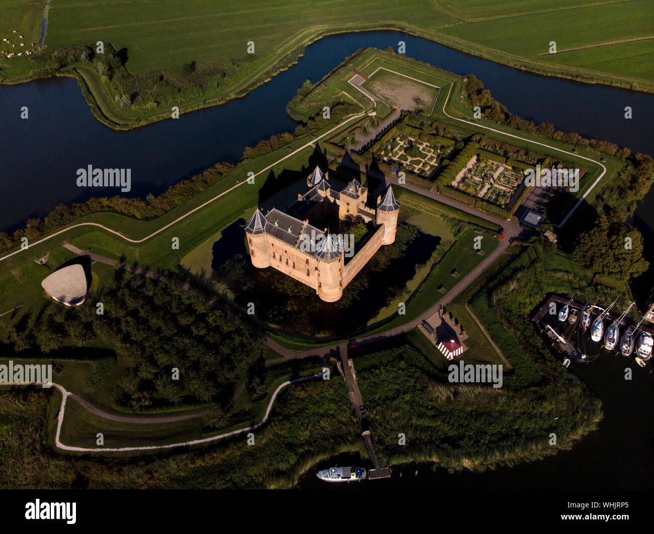 Veduta aerea del castello di Muiderslot in Muiden vicino ad Amsterdam e i suoi giardini lussureggianti del Lago IJsselmeer con acqua circostante irrigidire Foto Stock