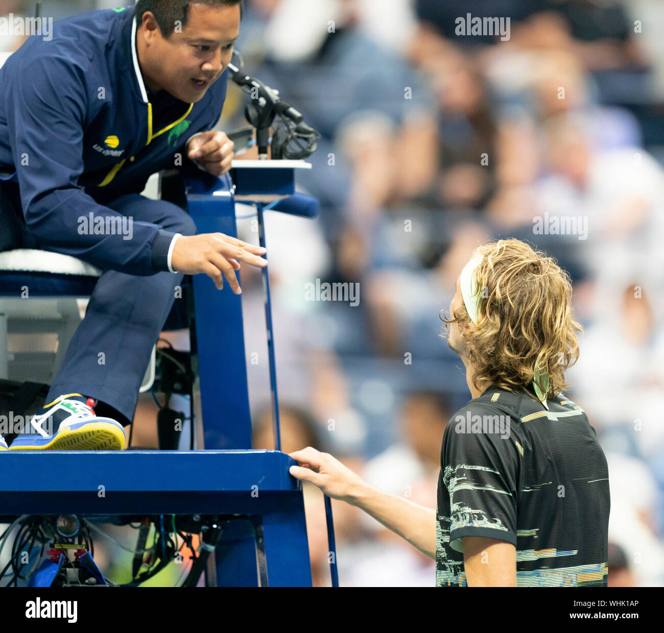 New York, NY - 2 Settembre 2019: Alexander Zverev (Germania) sostiene con arbitro durante il round 4 di US Open Championship contro Diego Schwartzman (Argentina) a Billie Jean King National Tennis Center Foto Stock