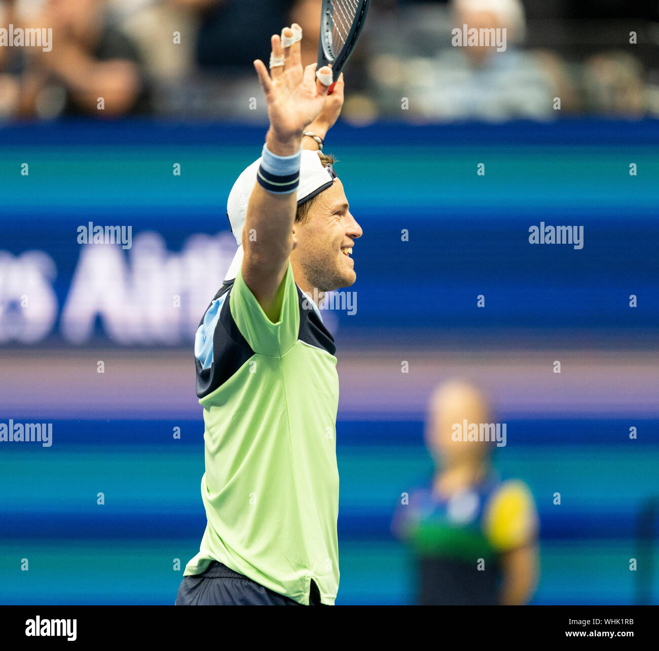 New York, NY - 2 Settembre 2019: Diego Schwartzman (Argentina) celebra la vittoria in gara 4 di US Open Championship contro Alexander Zverev (Germania) a Billie Jean King National Tennis Center Foto Stock