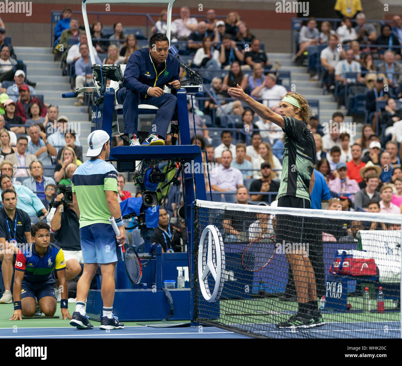 New York, NY - 2 Settembre 2019: Alexander Zverev (Germania) sostiene con arbitro durante il round 4 di US Open Championship contro Diego Schwartzman (Argentina) a Billie Jean King National Tennis Center Foto Stock