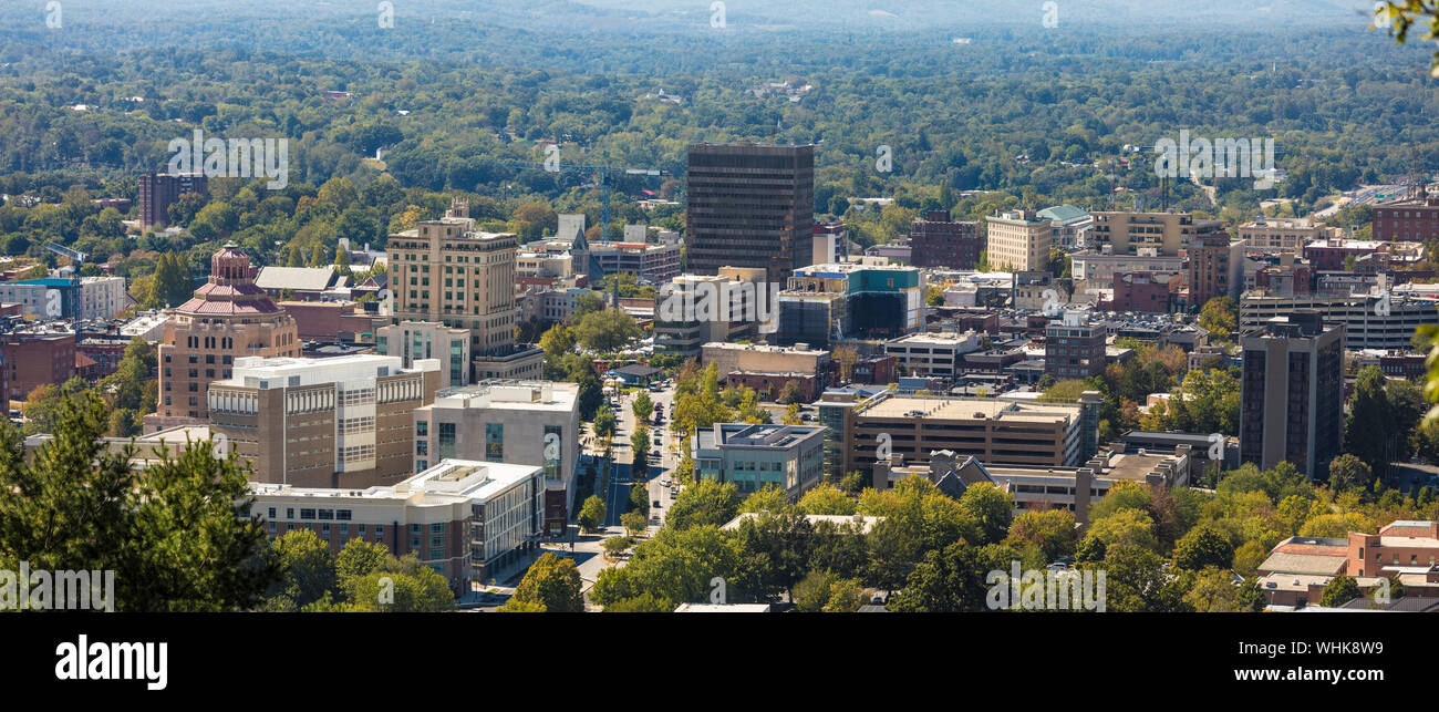 Bassa vista aerea del centro di Asheville, North Carolina, panorama. Foto Stock