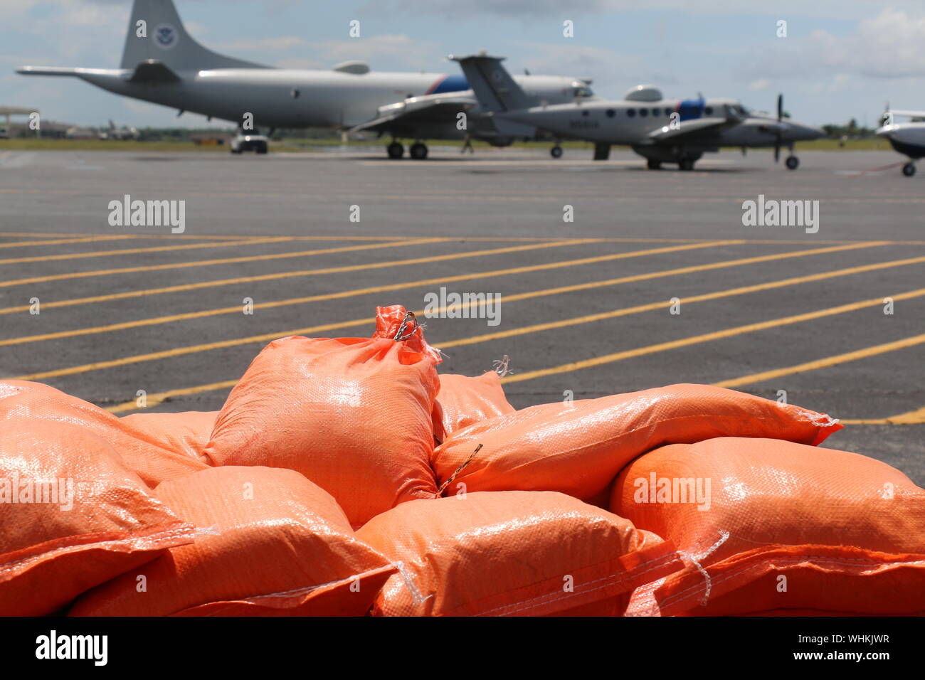 Stati Uniti Delle dogane e della protezione delle frontiere (CBP) aria e operazioni Marine personale di volo e di CBP Officer presso il Miami Air e ramo Marine a Homestead, Florida, fare preparativi finali in anticipo di uragano Dorian, Agosto 31, 2019. Il CBP REGIONE IV sta lavorando a stretto contatto con una vasta rete di Federal Emergency Management Agency (FEMA) partner e i funzionari locali. Il CBP REGIONE IV fornisce le comunicazioni e il coordinamento per tutte le superficie di CBP, terra e aria attività nella regione IV che include il Mississippi, Alabama, Georgia, Florida, Caraibi, Porto Rico e Stati Uniti Isole Vergini durante le grandi catastrofi un Foto Stock