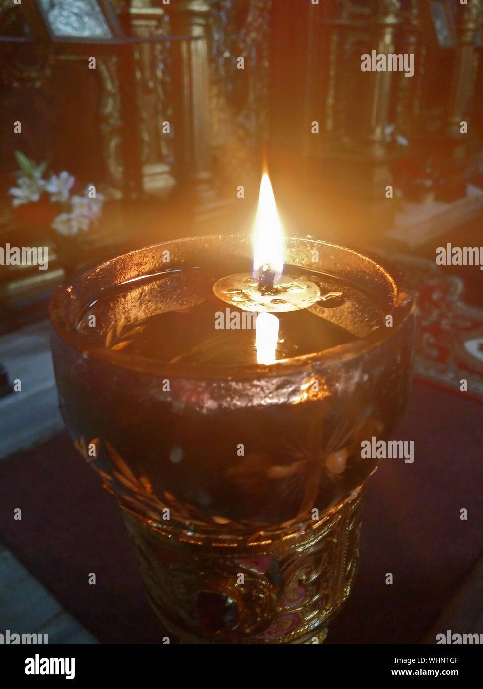 Accesa Lampada ad olio in chiesa Foto stock - Alamy