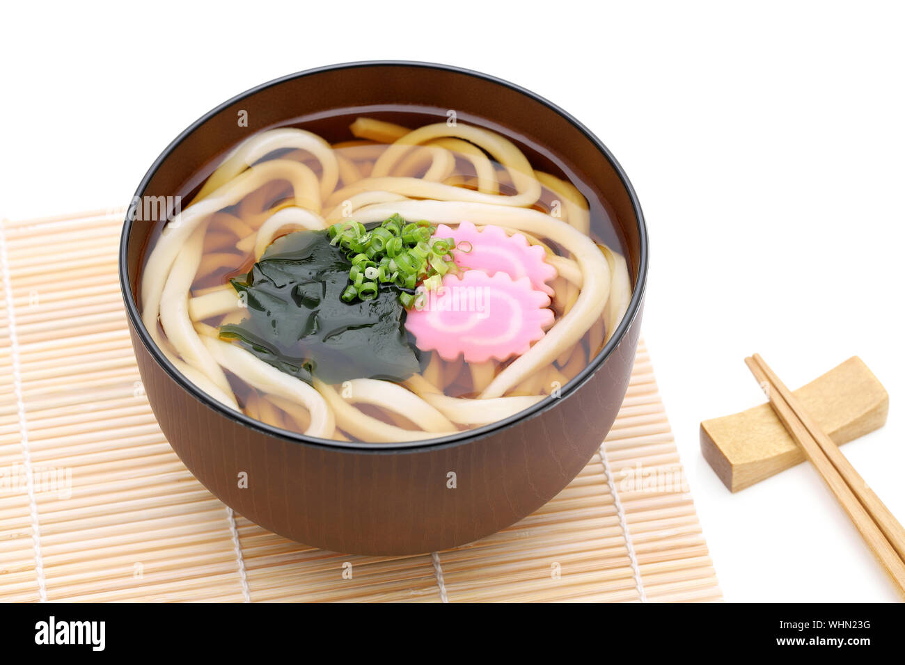 Giapponese Kake udon tagliatelle in una ciotola Foto Stock