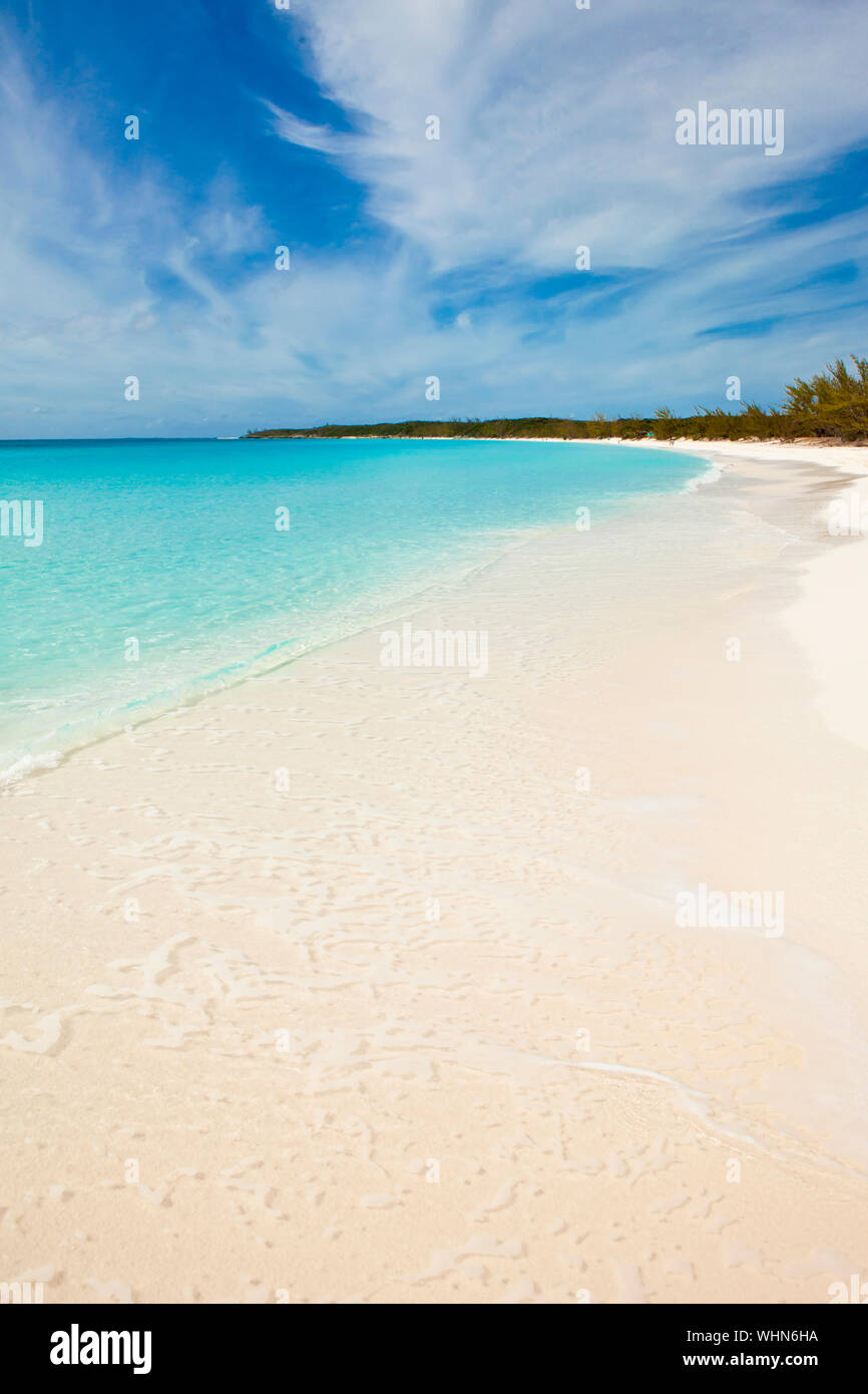 Bellissima spiaggia incontaminata con turchesi acque cristalline in Bahamas Foto Stock