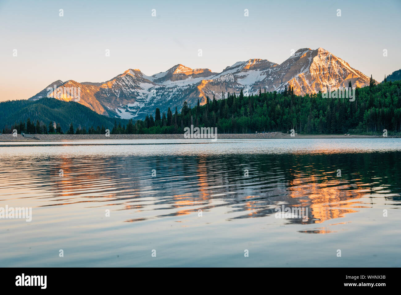 Montagne che si riflettono nel Lago d'argento serbatoio piatto al tramonto, vicino il Loop Alpine Scenic Byway in American forcella Canyon, Uinta-Wasatch-Cache National Foto Stock