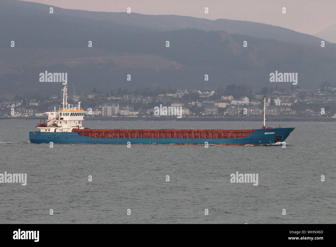 La nave da carico generale Bramau, passando Cloch punto, Gourock, sul Firth of Clyde. Foto Stock