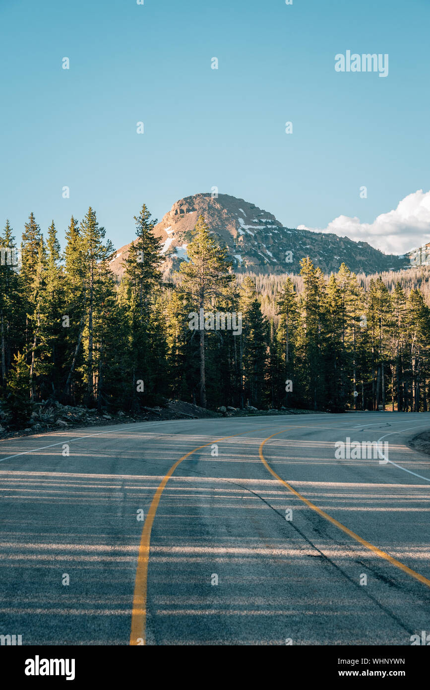 Strada di montagna e nelle montagne Uinta, nello Utah Foto Stock