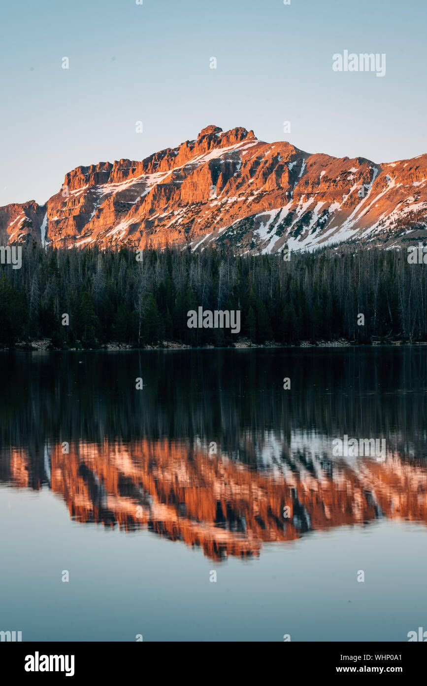 Montagne innevate riflettendo a specchio il lago, le montagne Uinta, Utah Foto Stock