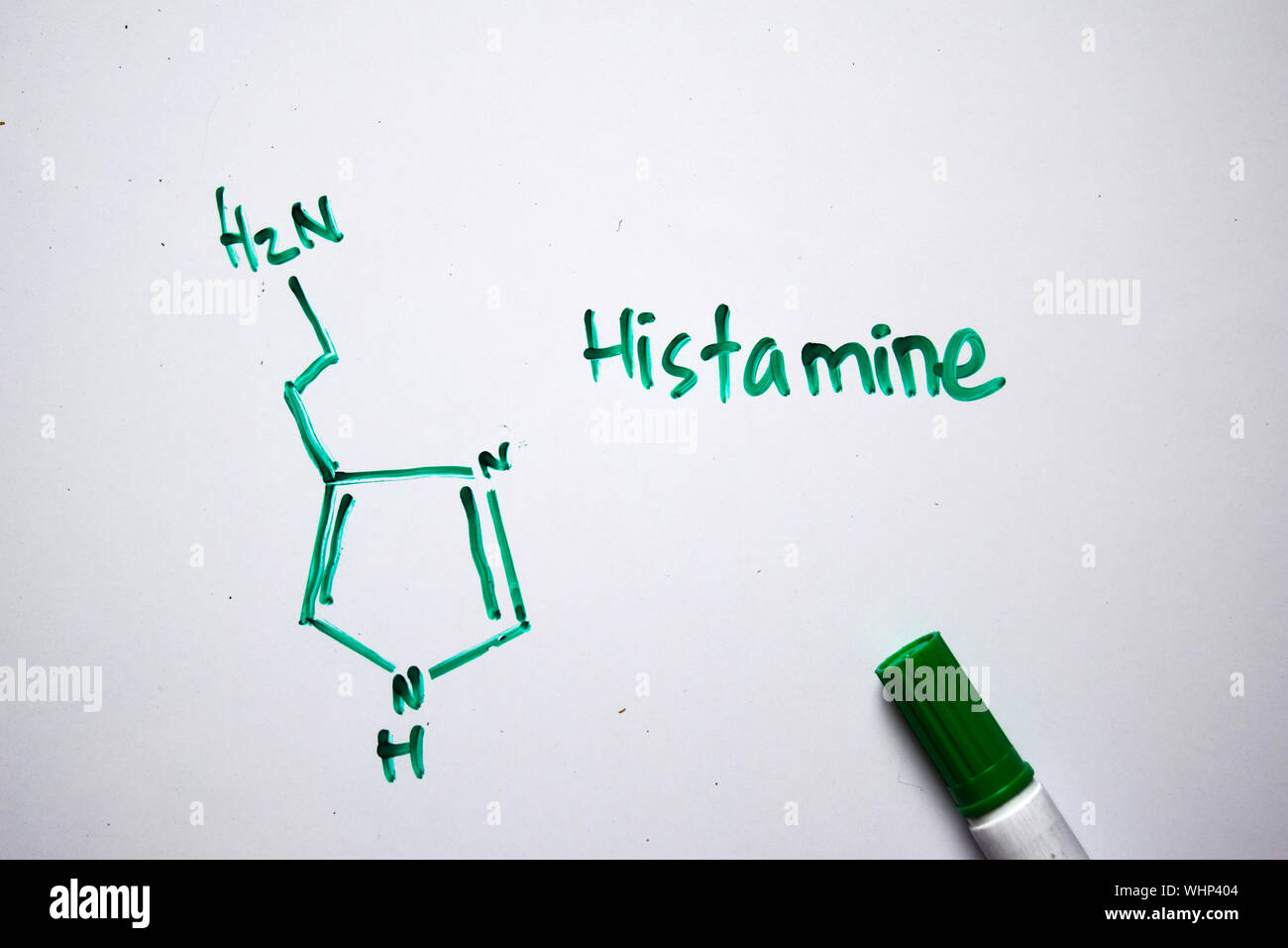 Molecola di istamina scritte sulla lavagna bianca. Formula chimica di struttura. Il concetto di istruzione Foto Stock