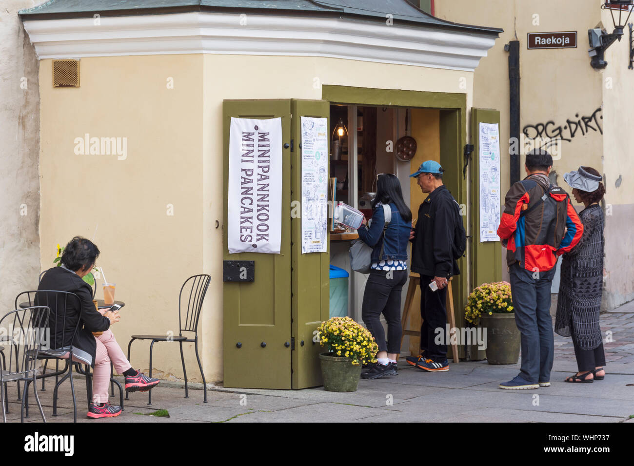 Mini pancake nella piazza del municipio di Tallinn nella città vecchia di Tallinn Foto Stock