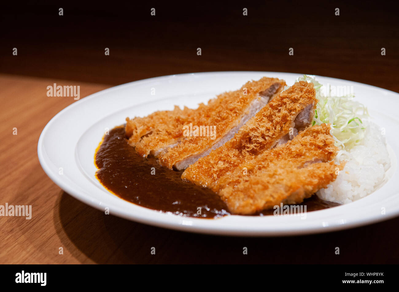 Tonkatsu Kare - riso fritto croccante cotoletta di maiale con riso al curry - Giapponese street food style Foto Stock