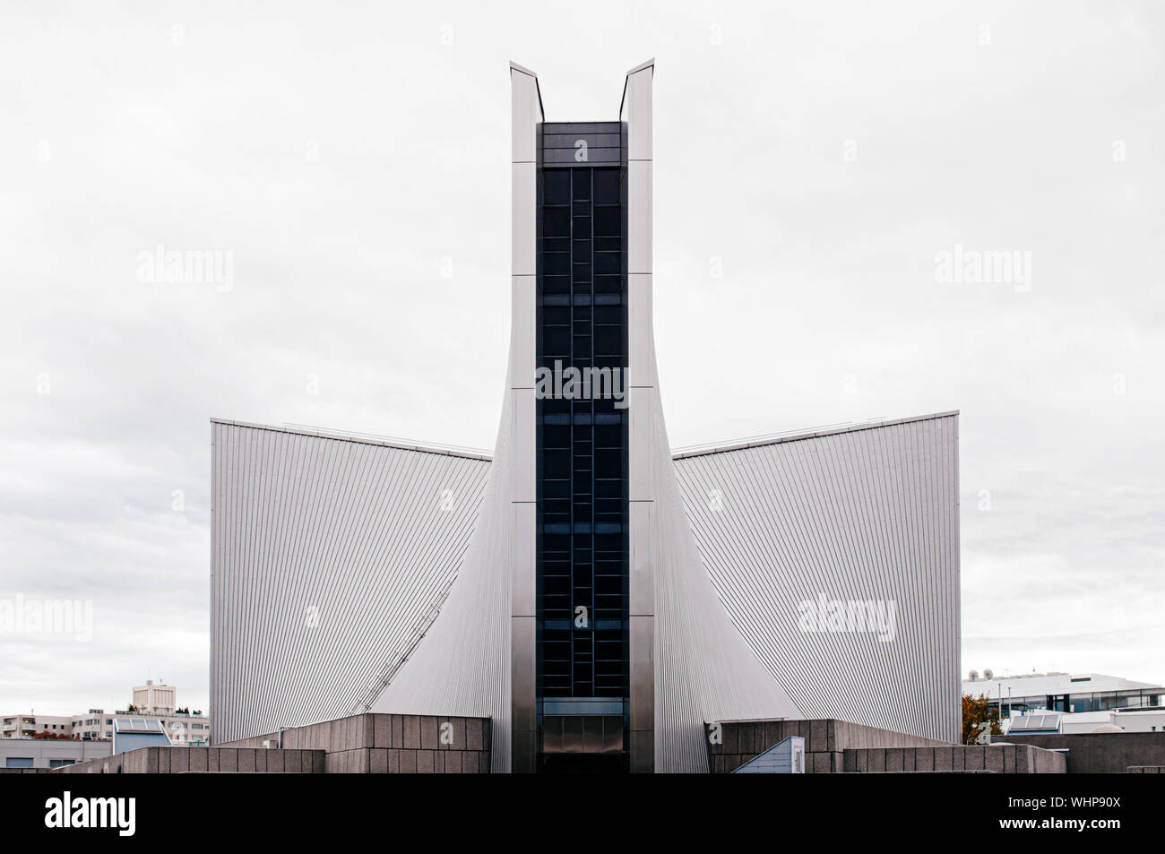 Dic 5, 2019 Tokyo, Giappone - Tokyo Santa Maria la Chiesa Cattedrale di architettura moderna e tetto in metallo con bella pendenza sotto cielo nuvoloso. Progettato da Kenzo Foto Stock