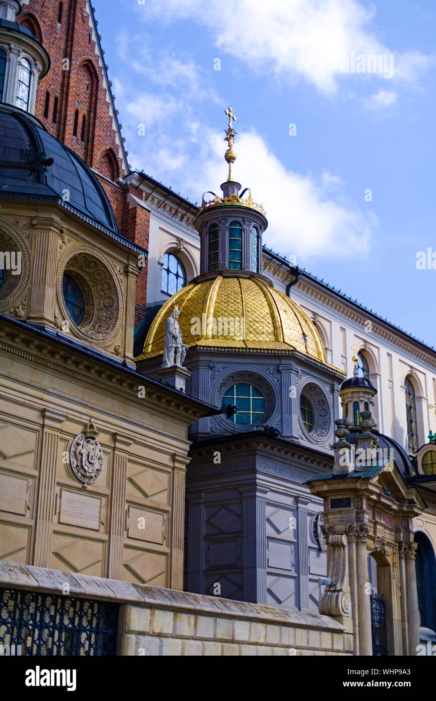 Cupola dorata nella Cattedrale di Wawel Hill a Cracovia, Polonia Foto Stock