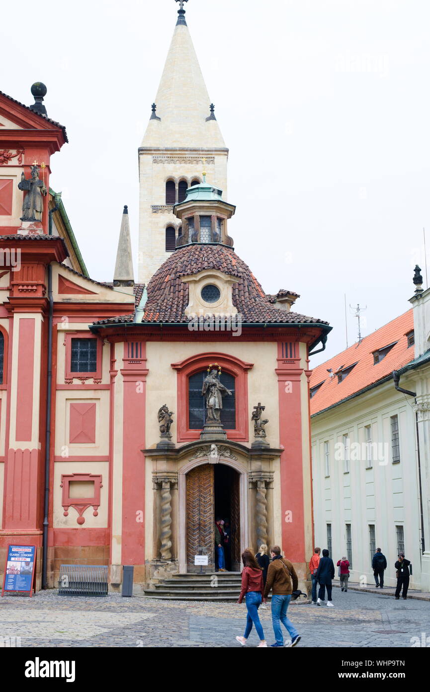 Una chiesa nel complesso del Castello di Praga Praga, Repubblica Ceca Foto Stock