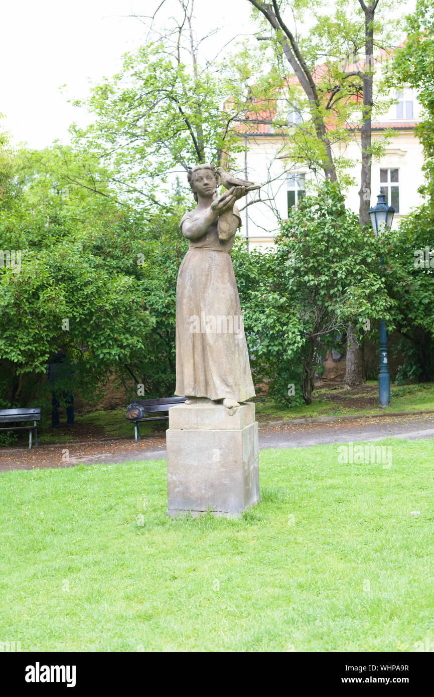 Statua della ragazza e degli uccelli di Praga, Praga, Repubblica Ceca Foto Stock