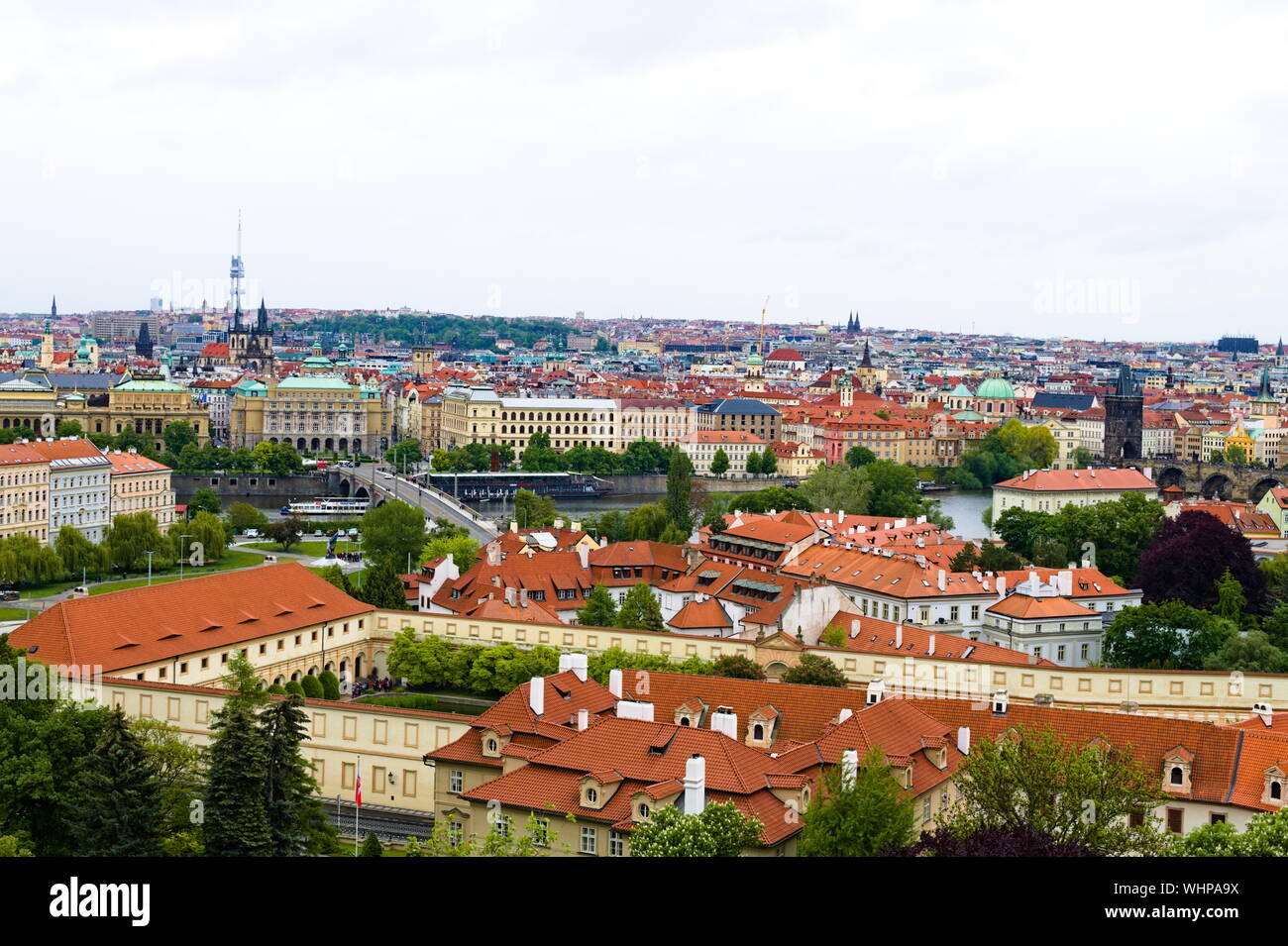Guardando oltre la città vecchia di Praga, Repubblica Ceca Foto Stock