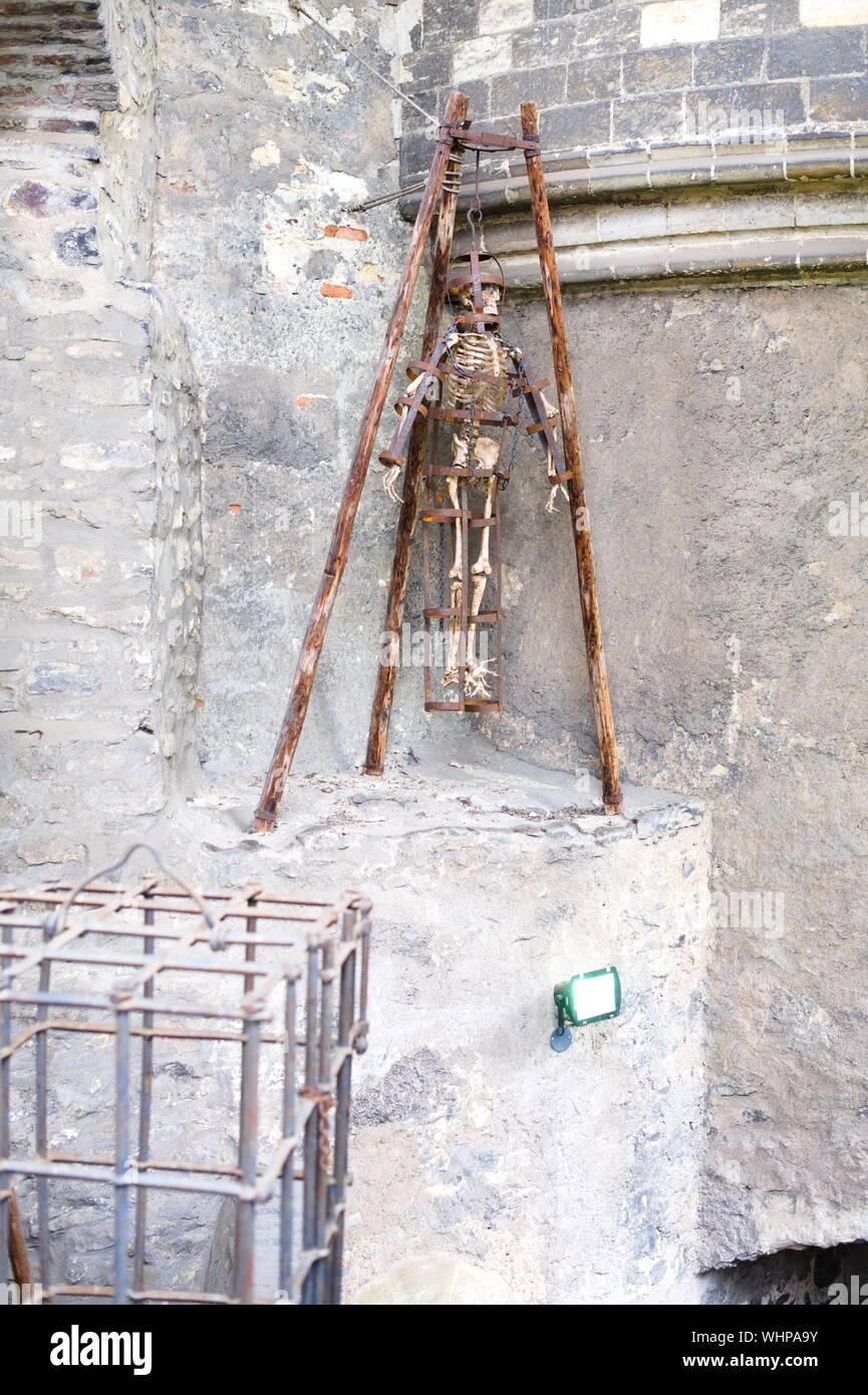 Scultura di una vittima torturata al Castello di Praga, Praga, Repubblica Ceca Foto Stock