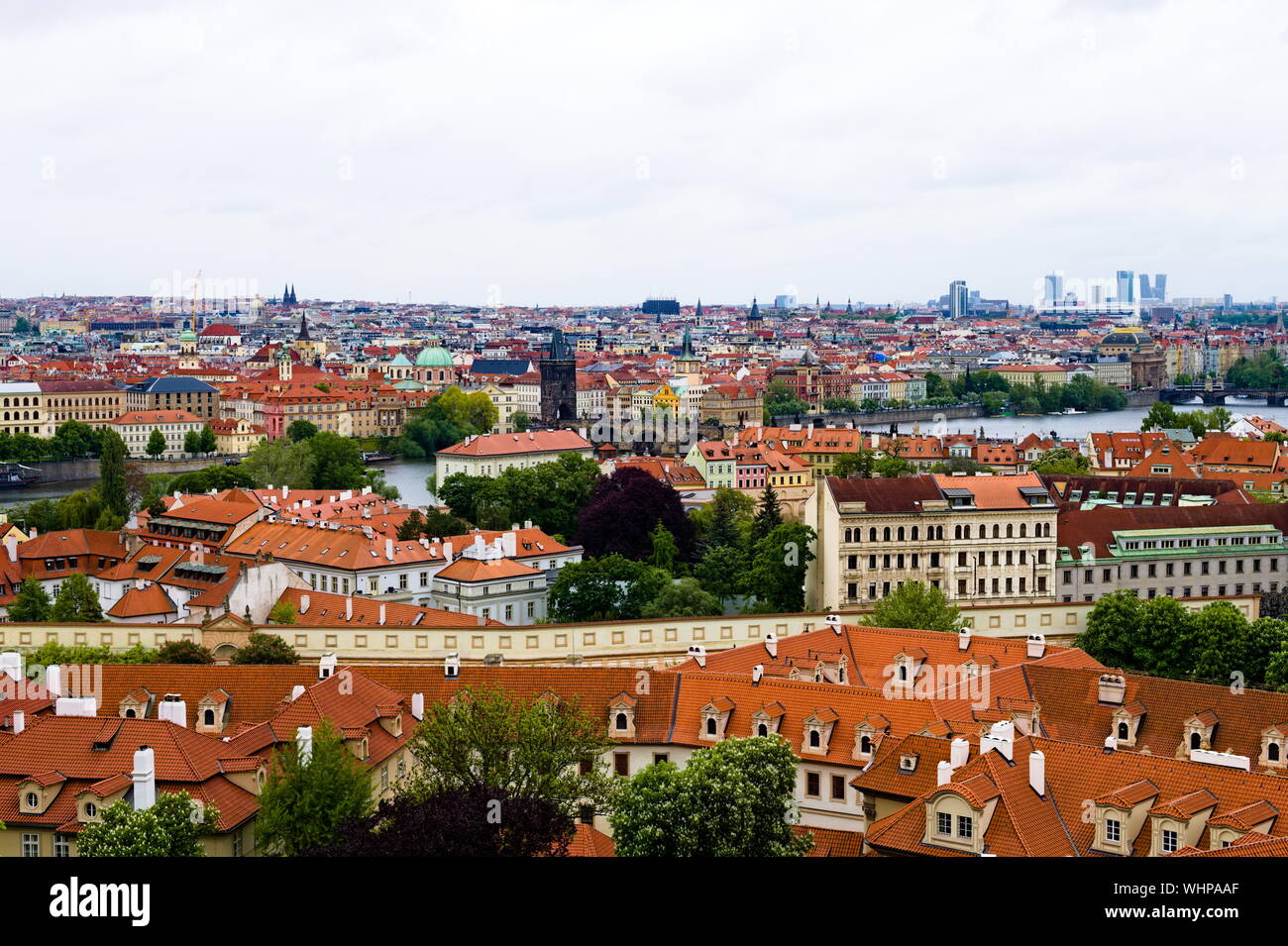 Guardando oltre la città vecchia di Praga, Repubblica Ceca Foto Stock
