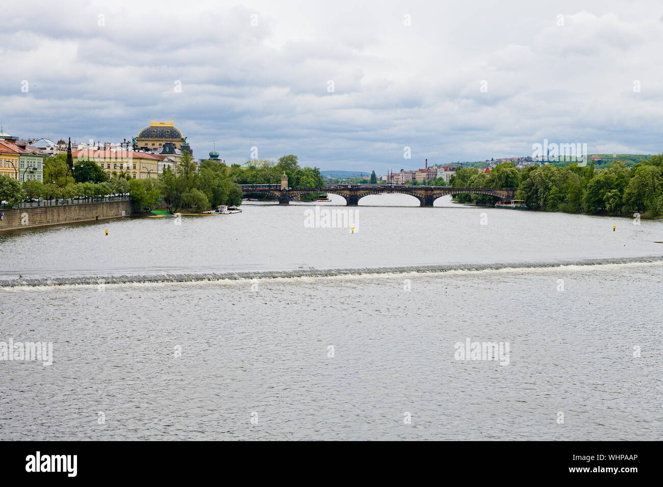 Vista di un basso-testa diga sul fiume Moldava con la Legione ponte in background, Praga, Repubblica Ceca Foto Stock