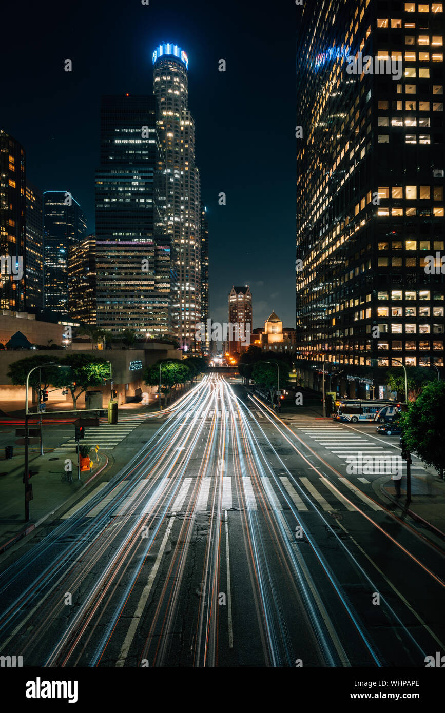 Paesaggio urbano vista notturna di intersezione di Figueroa e 5th Street, nel centro di Los Angeles in California Foto Stock