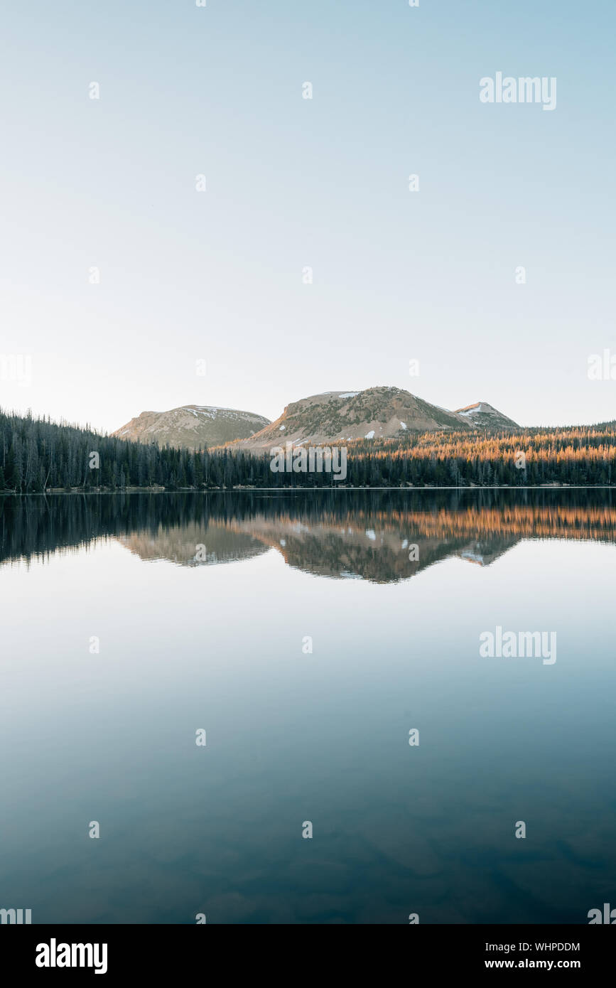 Montagne che si riflettono nel lago a specchio, nelle montagne Uinta, Utah Foto Stock
