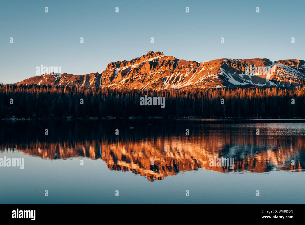 Montagne innevate riflettendo a specchio il lago, le montagne Uinta, Utah Foto Stock