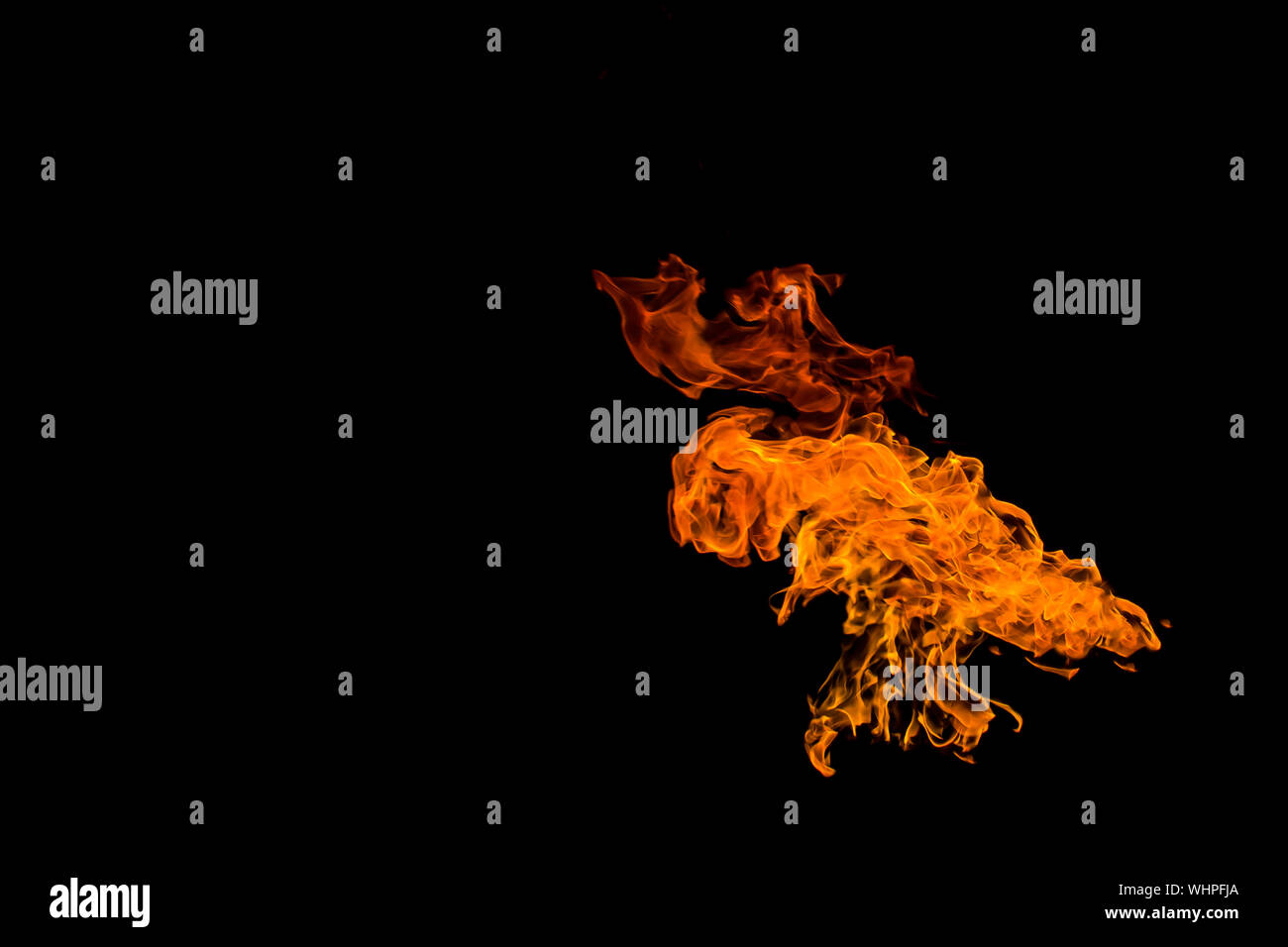 Il fuoco nella forma di un alieno UFO con ali. La fiamma su sfondo nero è isolato. Foto Stock
