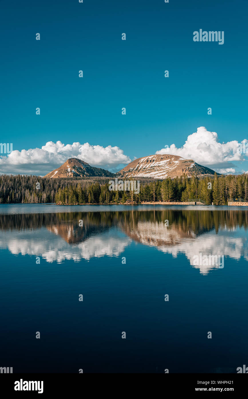 Montagne innevate riflettendo in prova di lago, nelle montagne Uinta, Utah Foto Stock