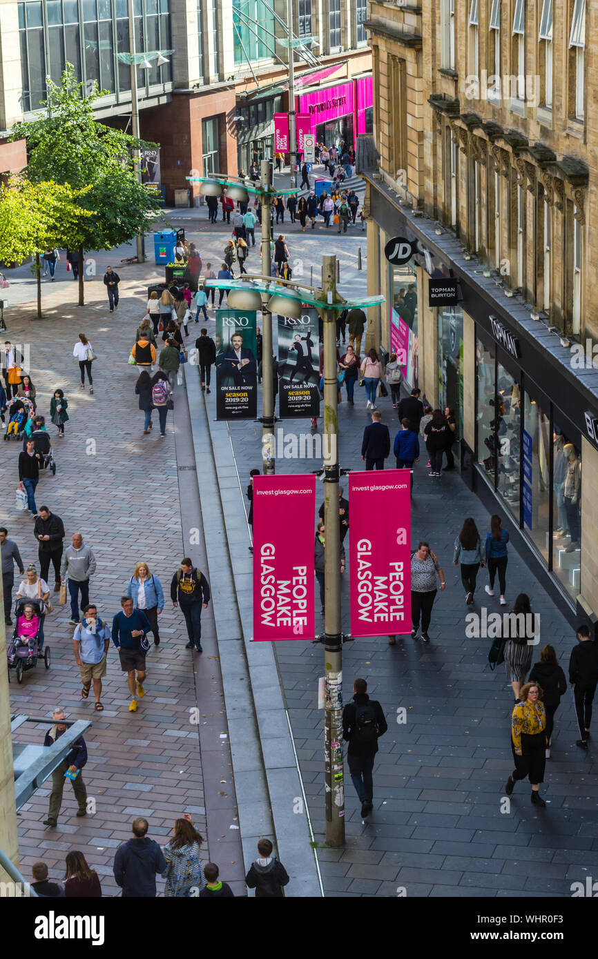 Glasgow, Scozia, Agosto 31, 2019. Persone che camminano in Buchanan e Sauchiehall Street, vista da sopra. Foto Stock