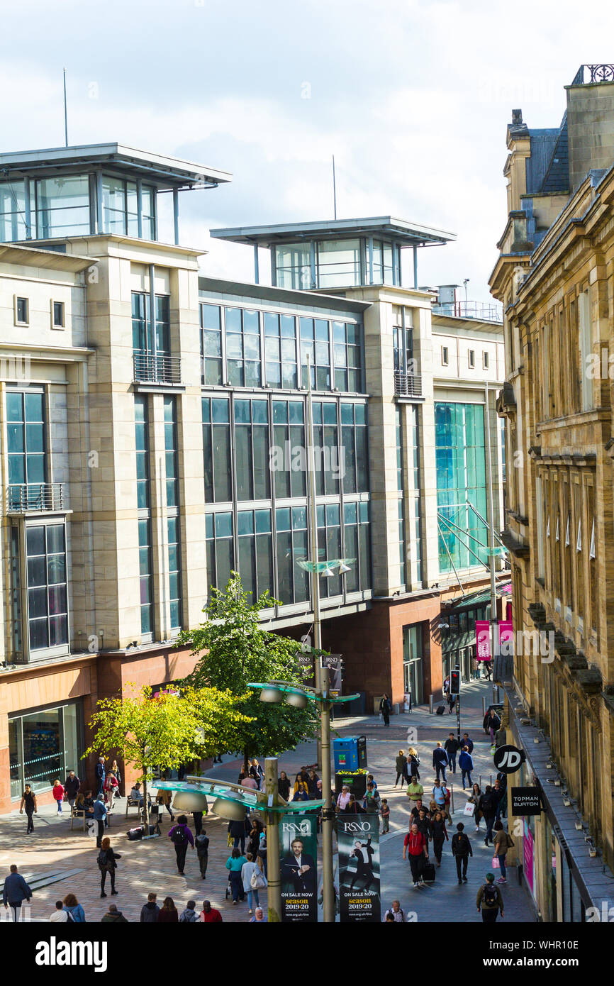 Glasgow, Scozia, Agosto 31, 2019. Persone che camminano in Buchanan e Sauchiehall Street, vista da sopra. Foto Stock