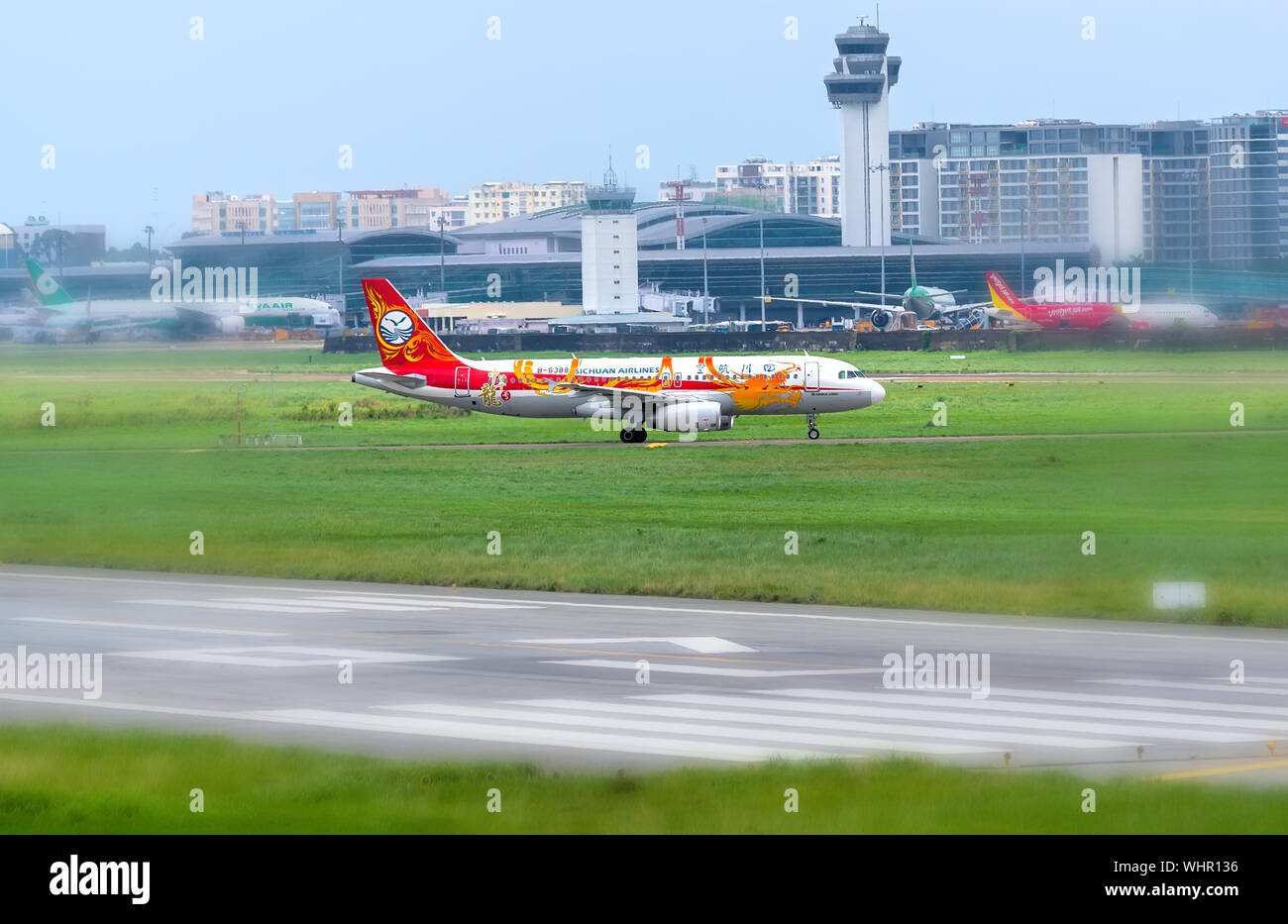 Aeromobile Airbus A320 del Sichuan Airlines preparare il decollo dall'Aeroporto Internazionale Tan Son Nhat di Ho Chi Minh City, Vietnam. Foto Stock