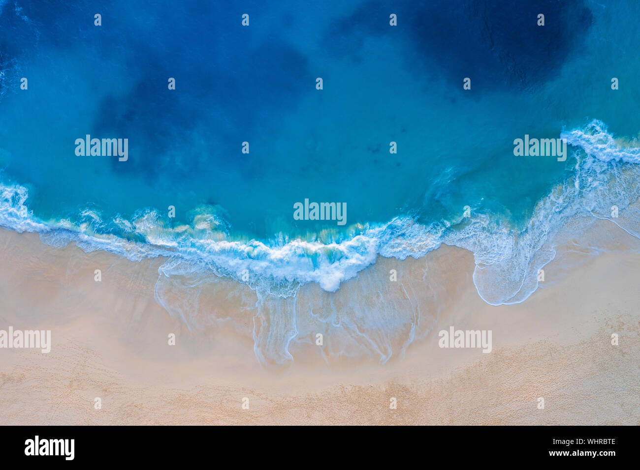 Vista aerea del Kelingking Spiaggia di Nusa Penida isola di Bali in Indonesia. Foto Stock