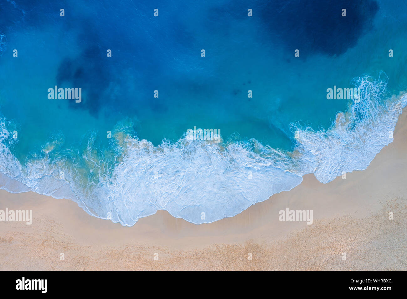 Vista aerea del Kelingking Spiaggia di Nusa Penida isola di Bali in Indonesia. Foto Stock
