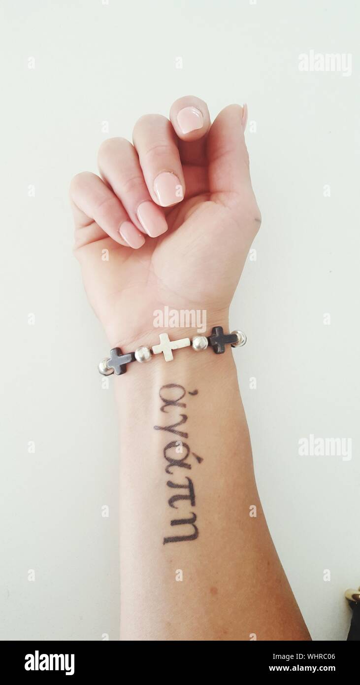 Immagine ritagliata della donna con mano Tattoo indossando un bracciale  Foto stock - Alamy