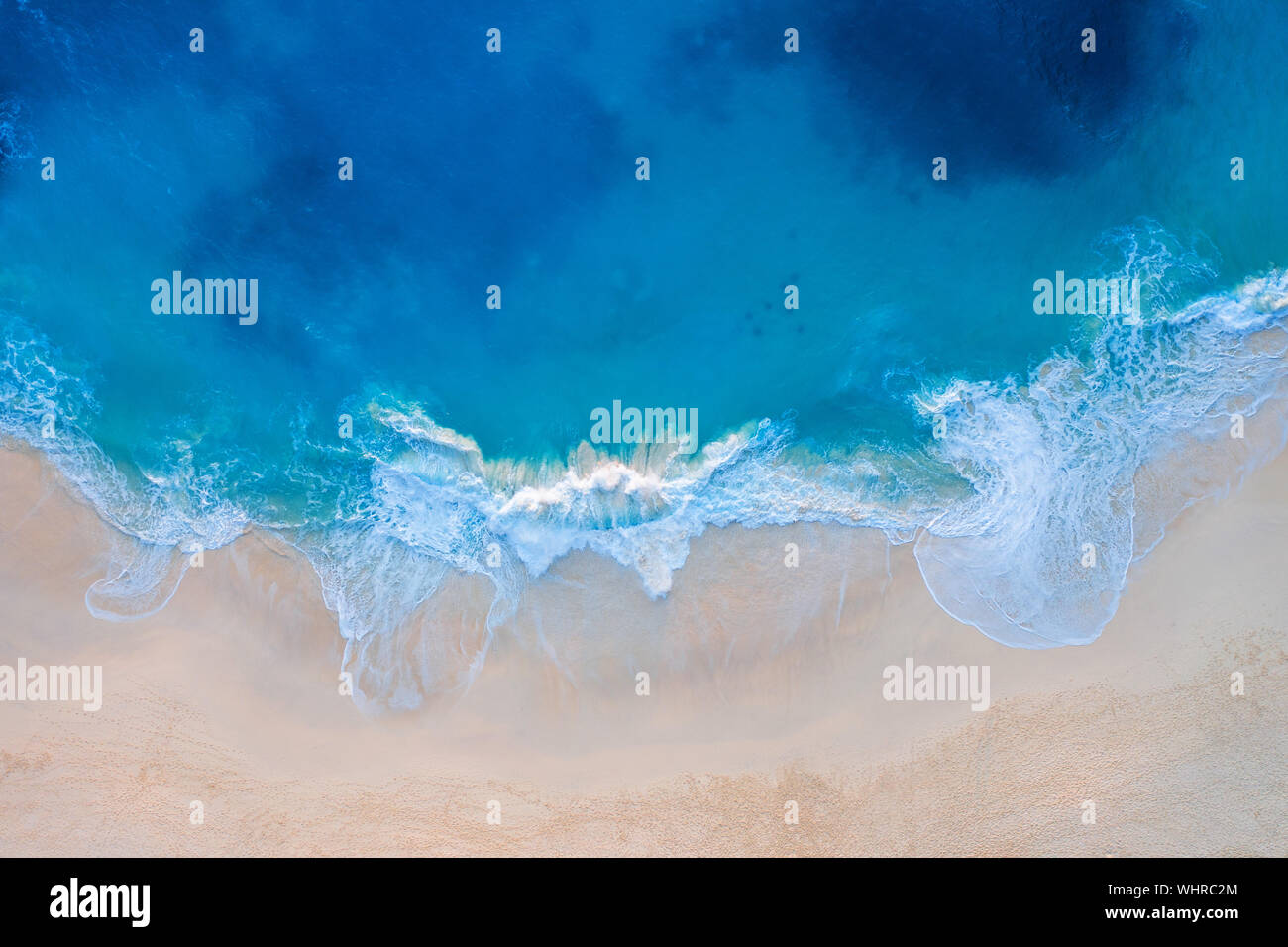 Vista aerea del Kelingking Spiaggia di Nusa Penida isola di Bali in Indonesia. Foto Stock