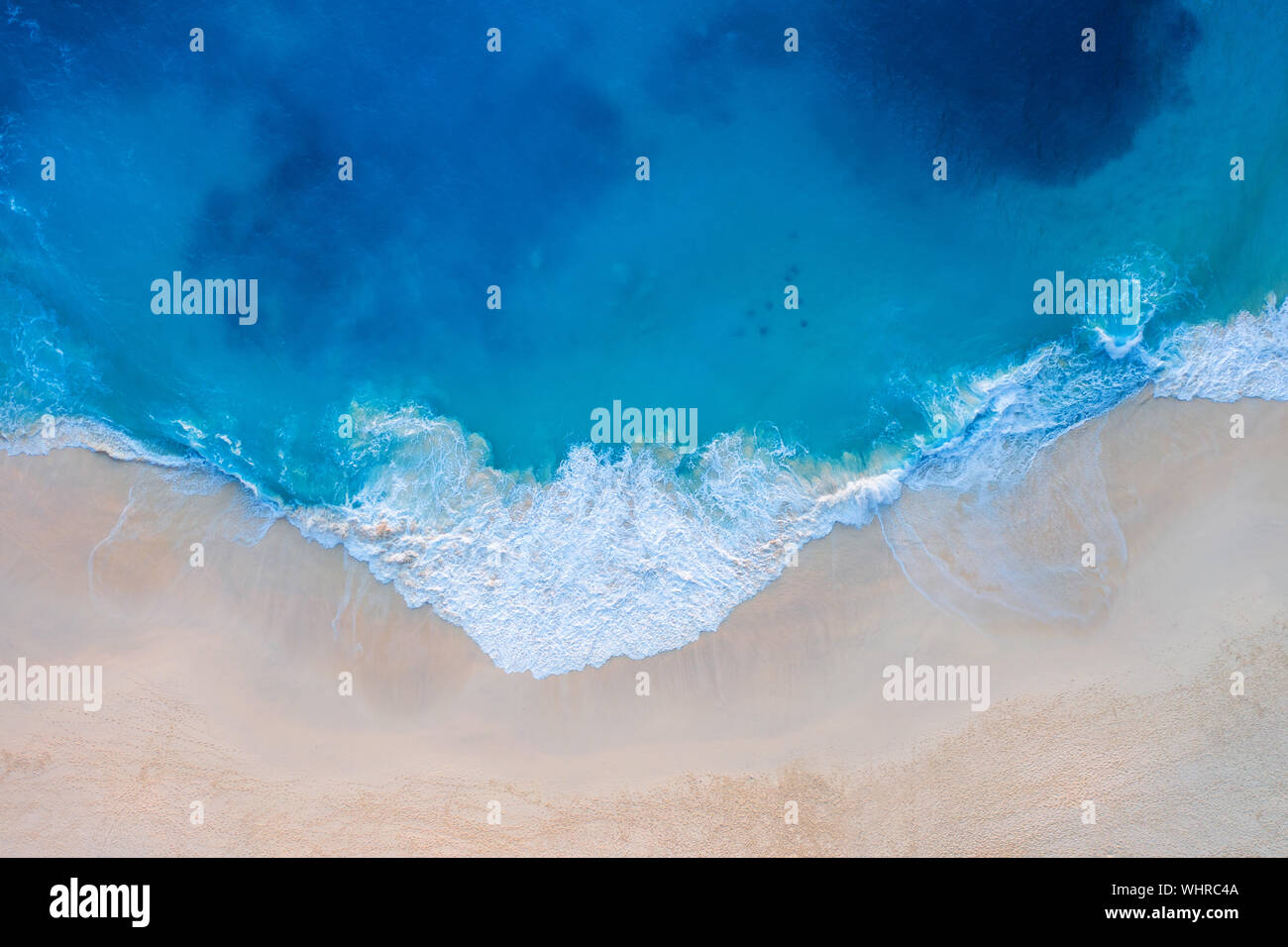 Vista aerea del Kelingking Spiaggia di Nusa Penida isola di Bali in Indonesia. Foto Stock