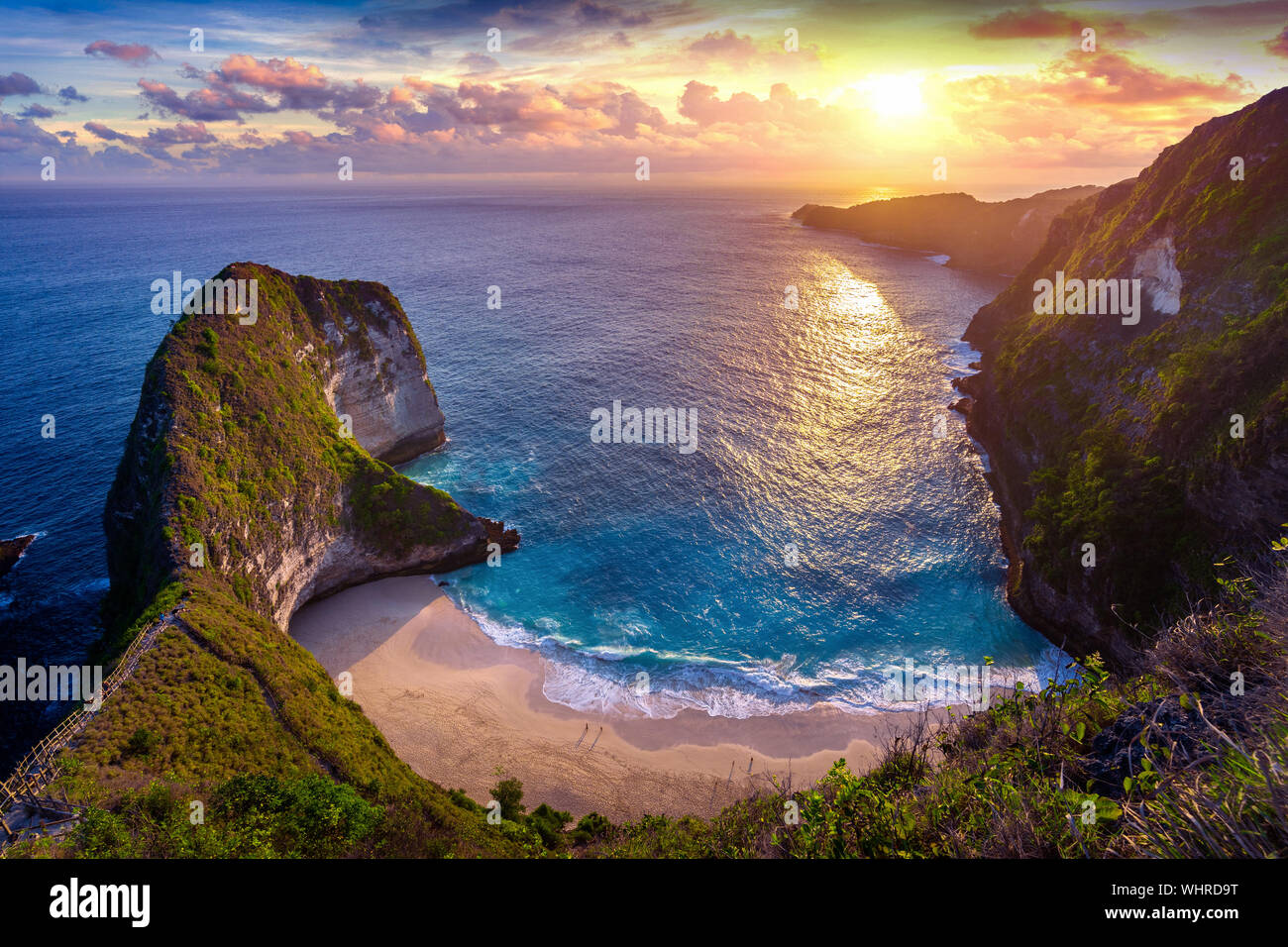 Kelingking spiaggia al tramonto in Nusa Penida island, Bali, Indonesia. Foto Stock