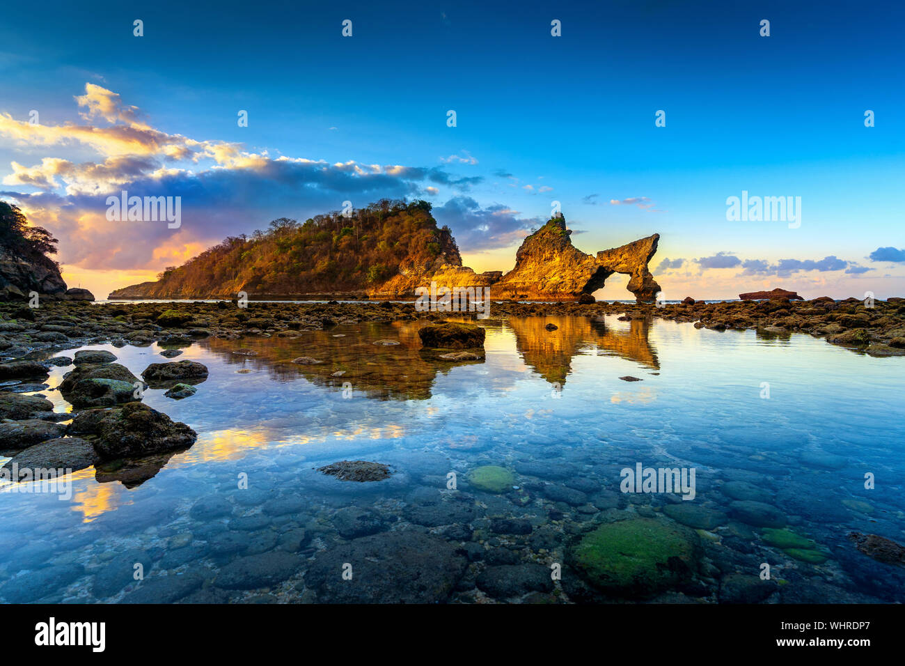 Atuh spiaggia a sunrise in Nusa Penida, Bali, Indonesia. Foto Stock